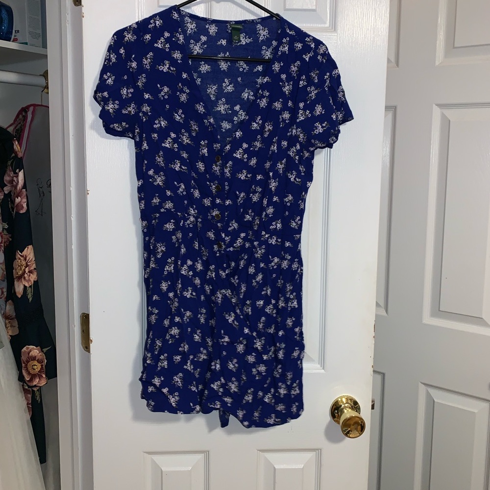 Adorable blue floral printed romper!